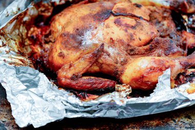 Fırında kızarmış tavuk.