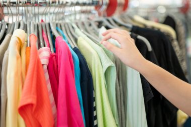 Alışveriş merkezinde elbise askıları..