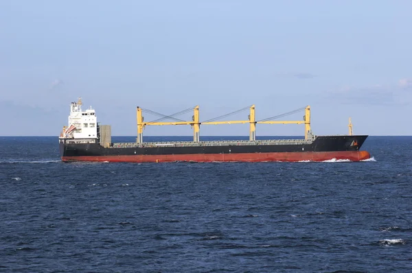 Freight fartyg på öppet vatten — Stockfoto