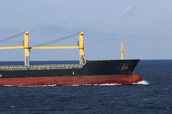 Frachtschiff in offenen Gewässern — Stockfoto