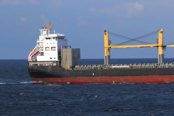 Freight fartyg på öppet vatten — Stockfoto