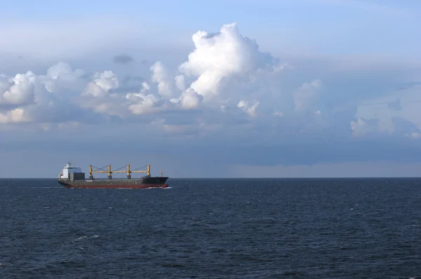 Freight fartyg på öppet vatten — Stockfoto
