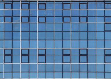 Modern bir binanın ön cam