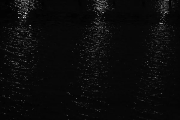Tři bílá světla na vodě — Stock fotografie