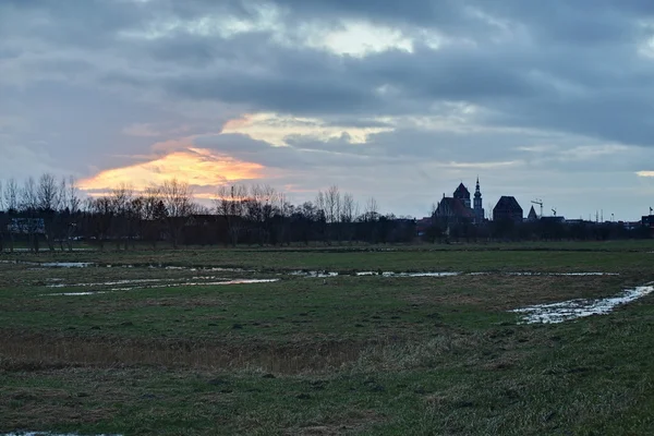 Paesaggio nuvoloso arancione sopra Greifswald — Foto Stock