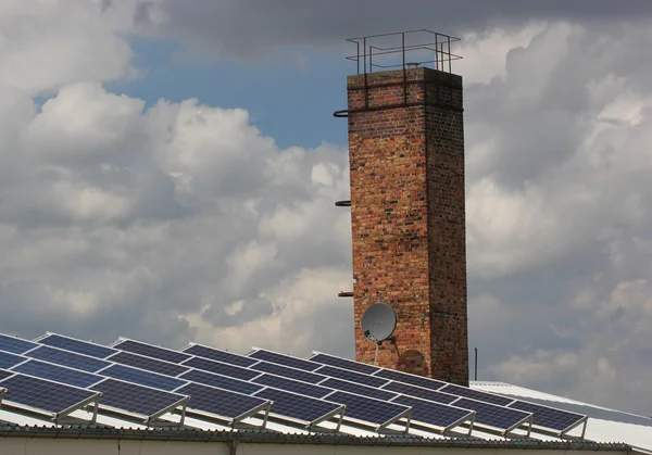 Dach z paneli słonecznych i komin — Zdjęcie stockowe