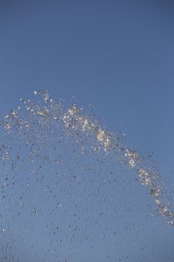 Bir çeşmeden püskürtme su damlaları