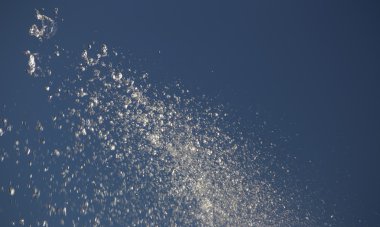 Bir çeşmeden püskürtme su damlaları