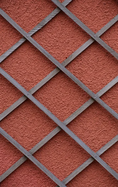 Treillis en bois sur un mur orange — Photo