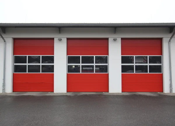 Гаражный ряд пожарной станции — стоковое фото