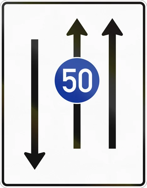 En düşük hız ve yaklaşmakta olan trafiği ile iki şerit — Stok fotoğraf