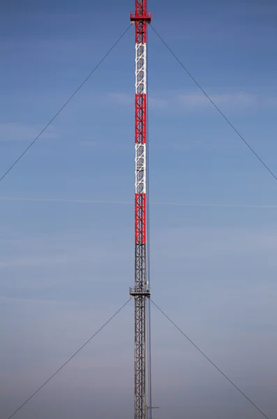 Torre de rádio simétrica vermelha e branca — Fotografia de Stock