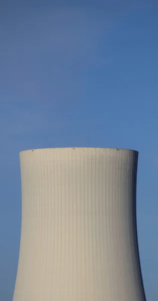 冷却塔と澄んだ青い空 — ストック写真