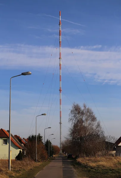 Strada al rosso e bianco Torre Radio — Foto Stock