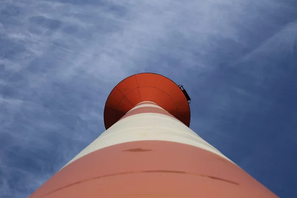 下から近代的な灯台 — ストック写真