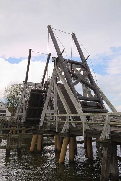 Ponte de madeira móvel em Wieck perto de Greifswald — Fotografia de Stock