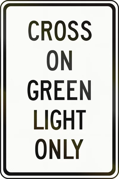 Крест на зеленом огне в Канаде — стоковое фото