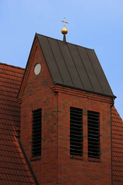 Goldenes Kreuz auf dem Dach — Stockfoto