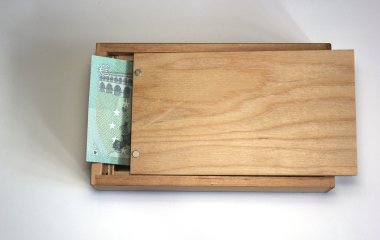 Avrupa banknot ile ahşap kutu