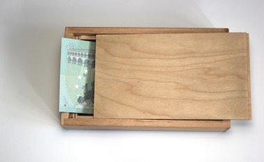 Avrupa banknot ile ahşap kutu