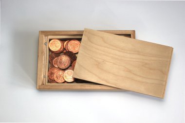 Avrupa paralar ile ahşap kutu