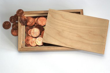 Avrupa paralar ile ahşap kutu