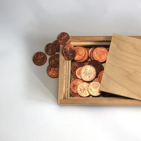 Caixa de madeira com moedas europeias — Fotografia de Stock