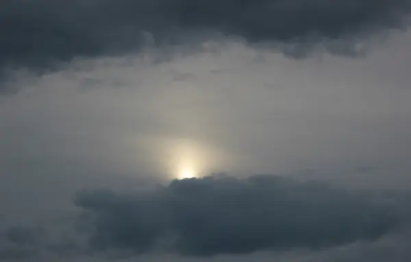 안개와 구름에 태양 — 스톡 사진