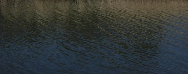 Río suavemente ondulado con azul —  Fotos de Stock