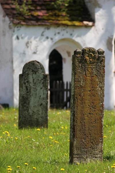 Pedras tumulares do século XVIII e XIX num cemitério perto de G — Fotografia de Stock