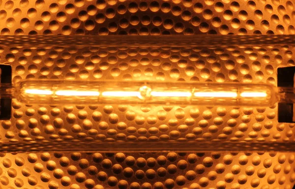 Lampada alogena a tubo con sfondo riflettente — Foto Stock