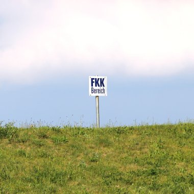 Hill bir Fkk alanı gösteren bir işaret ile