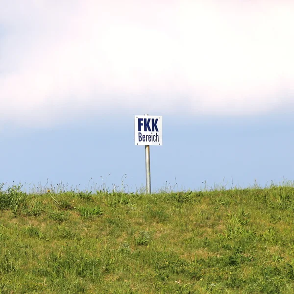 Collina con un cartello che indica un'area FKK — Foto Stock