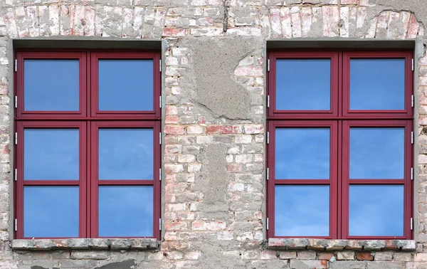 老朽化した家でカラフルな windows — ストック写真