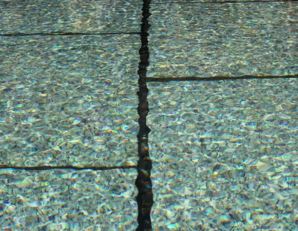 Widok na Dorzecze fontanna z miękkie fale i refleksje, które można używać — Zdjęcie stockowe