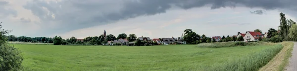 Unter Gewitterwolken — Stockfoto