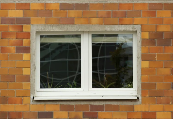 Fenster im Plattenbau — Stockfoto