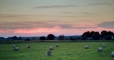 Bir çayır ile saman balya Greifswald yakınındaki görüntüleyin