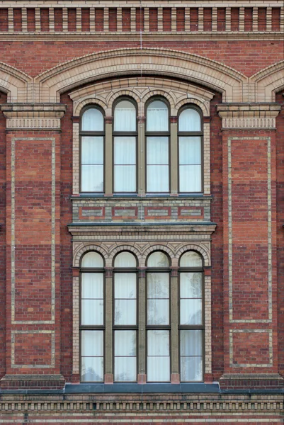 Magnifika fönster från en stor gammal officiella byggnad — Stockfoto