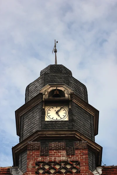 Stå hög av skolbyggnaden — Stockfoto