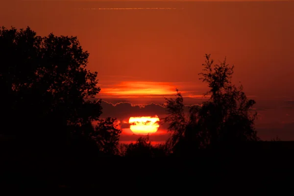 Sol a pôr-se num céu muito vermelho a arder — Fotografia de Stock