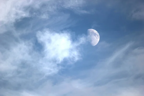 雲と月します。 — ストック写真