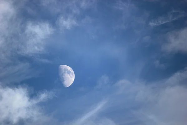 Луна с облаками — стоковое фото
