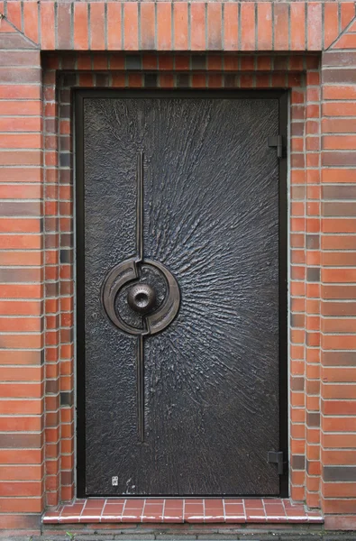 Puerta ornamentalmente esculpida de un pequeño edificio de iglesia pública — Foto de Stock