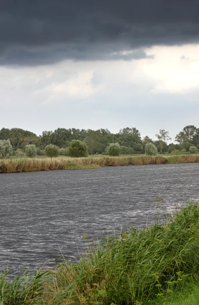 Řeka Rycku v dešti a bouři v Meklenbursko-Přední Pomořansko — Stock fotografie