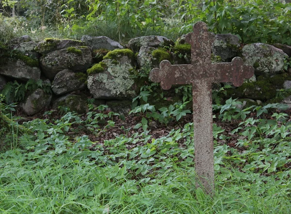 Cruz de ferro velha como lápide além de uma ruína de igreja em Smaland — Fotografia de Stock