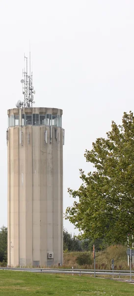 Betonturm mit Antennen — Stockfoto