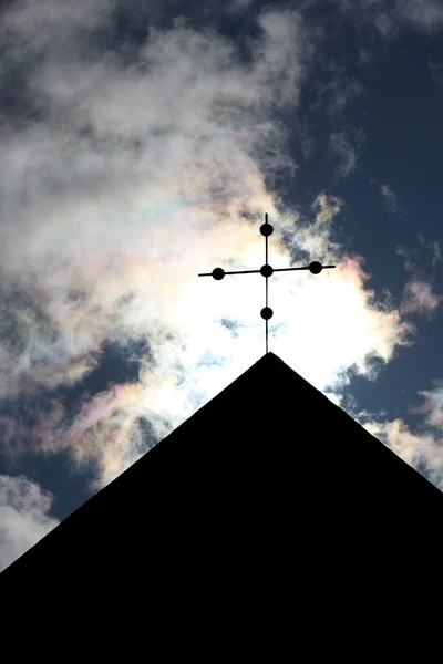 Bir kilisenin önünde parlak güneş ışığı üzerinde çapraz — Stok fotoğraf