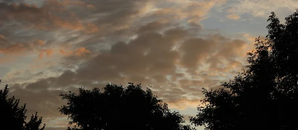 Paysage nuageux au lever du soleil — Photo