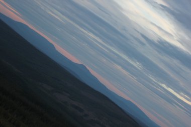 Mavi ve turuncu dağlar